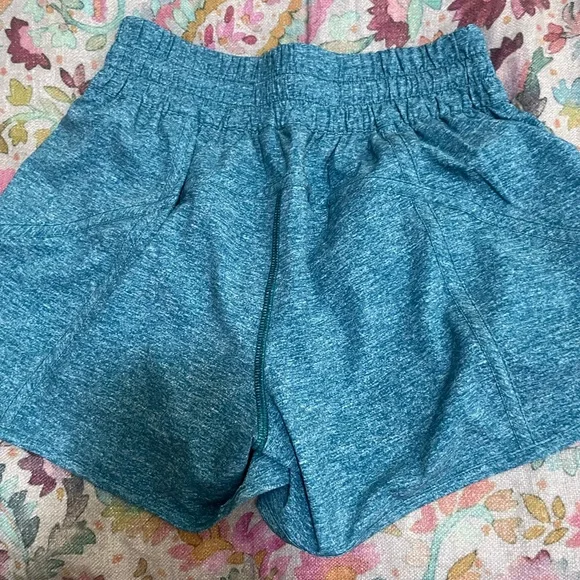 Lululemon NWT Size Tracker LR 4” Short - Picture 2 of 3